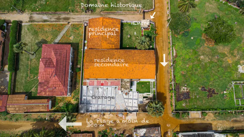Vue aérienne annotée : résidence principale, résidence secondaire, garage, entrée et accès à la plage à moins de 300 m