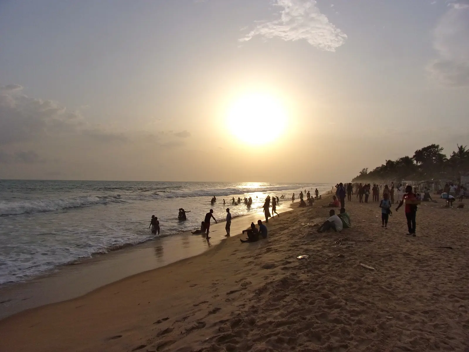 Coucher de soleil sur la plage de Grand-Bassam