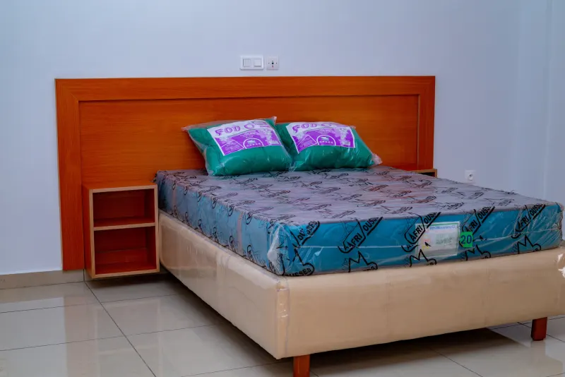 Chambre avec lit double et tête de lit en bois