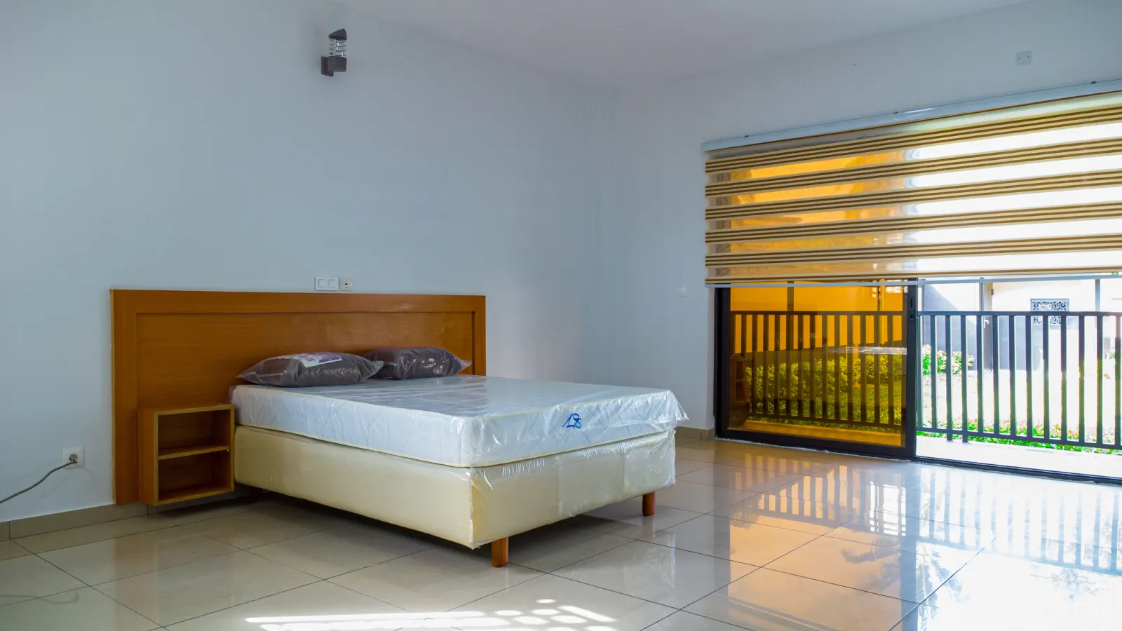 Chambre lumineuse avec lit double et accès au balcon