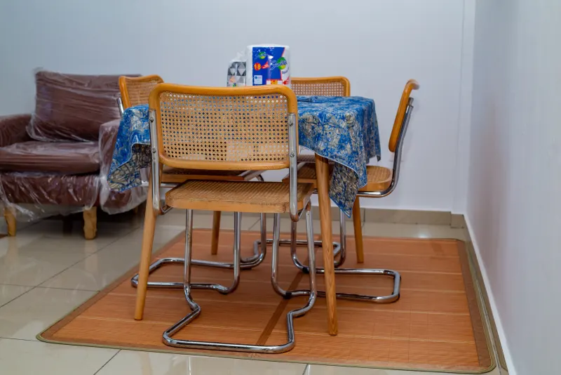 Coin repas avec chaises cannées